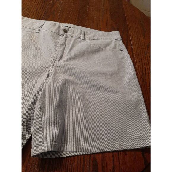 Size 16M Riders by Lee Mid Rise Blue White Striped Bermuda Shorts with Pockets - Picture 2 of 4